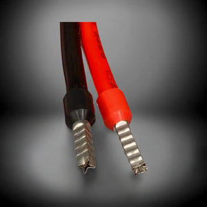 Rote und schwarze Solarkabel für VW California Solaranlage, isoliert, Nahaufnahme