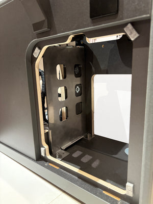 Eingebaute Metallhalterung für Solaranlage im VW California Innenraum, ohne Batterie