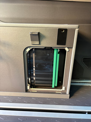 Seitenansicht Solaranlage-Einbau im VW California, sauber integriert im Innenraum