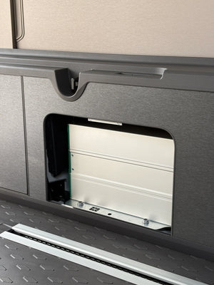 340Ah LiFePO4 Batterie im Innenraum eines VW T7, sauber im Fach montiert