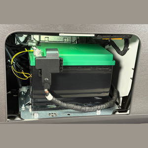 Einbau CALIFAKTUR AutarkiepaketPRO SaftkistePRO 170Ah mit Halteblech im VW California T7 Schrank Technikbox – Plug-and-Play, kompatibel mit Camper Unit und Bordnetz