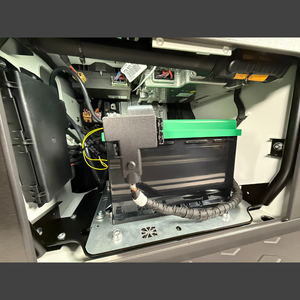 Einbau CALIFAKTUR AutarkiepaketPRO SaftkistePRO 170Ah im VW California T7 Schrank Technikbox – Plug-and-Play, kompatibel mit Camper Unit und Bordnetz
