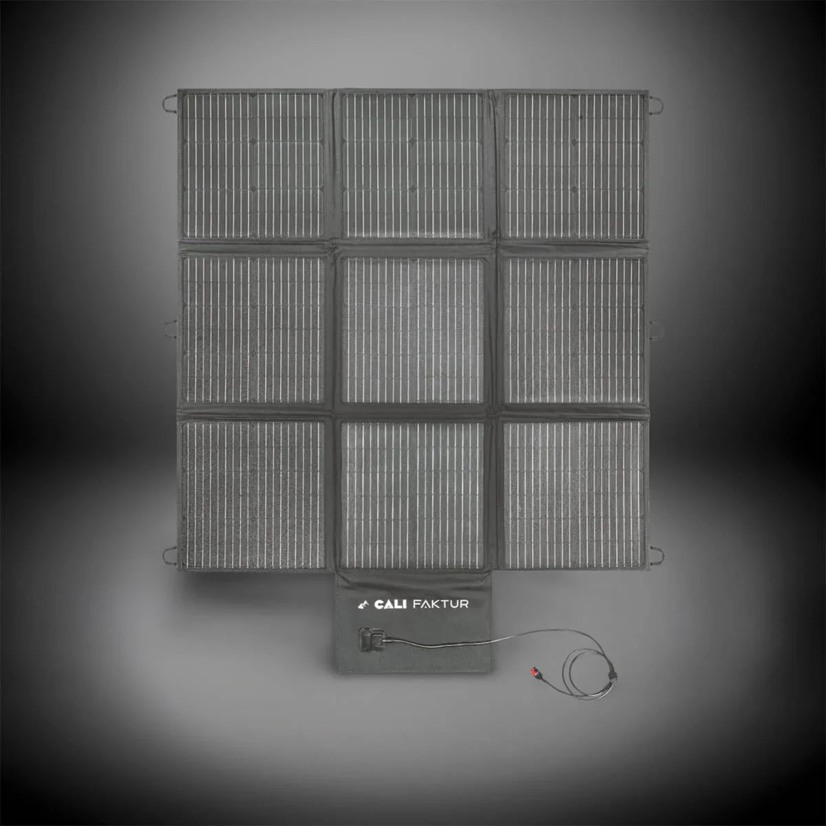 Aufgefaltete tragbare Solartasche mit neun Solarmodulen und Anschlusskabel auf grauem Hintergrund