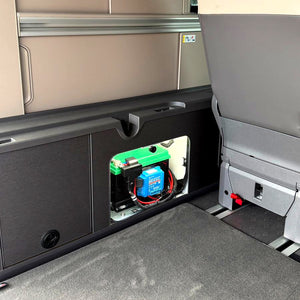SaftkistePRO 170 Ah im Technikschrank des VW California T7 Ocean – Lithium-Paket am Platz der Werksbatterie eingebaut