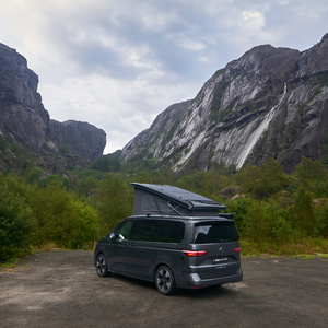VW California T7 mit CALIFAKTUR Solarmodul autark in abgelegener Felsschlucht mit Wasserfall