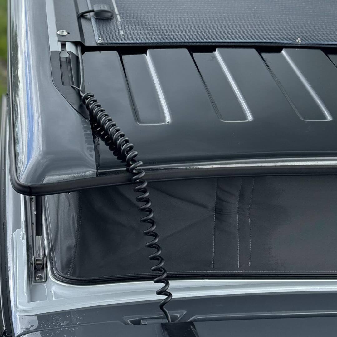 Spiralkabel am Dach eines VW California mit Solarmodul auf dem Aufstelldach