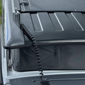 Spiralkabel am Dach eines VW California mit Solarmodul auf dem Aufstelldach