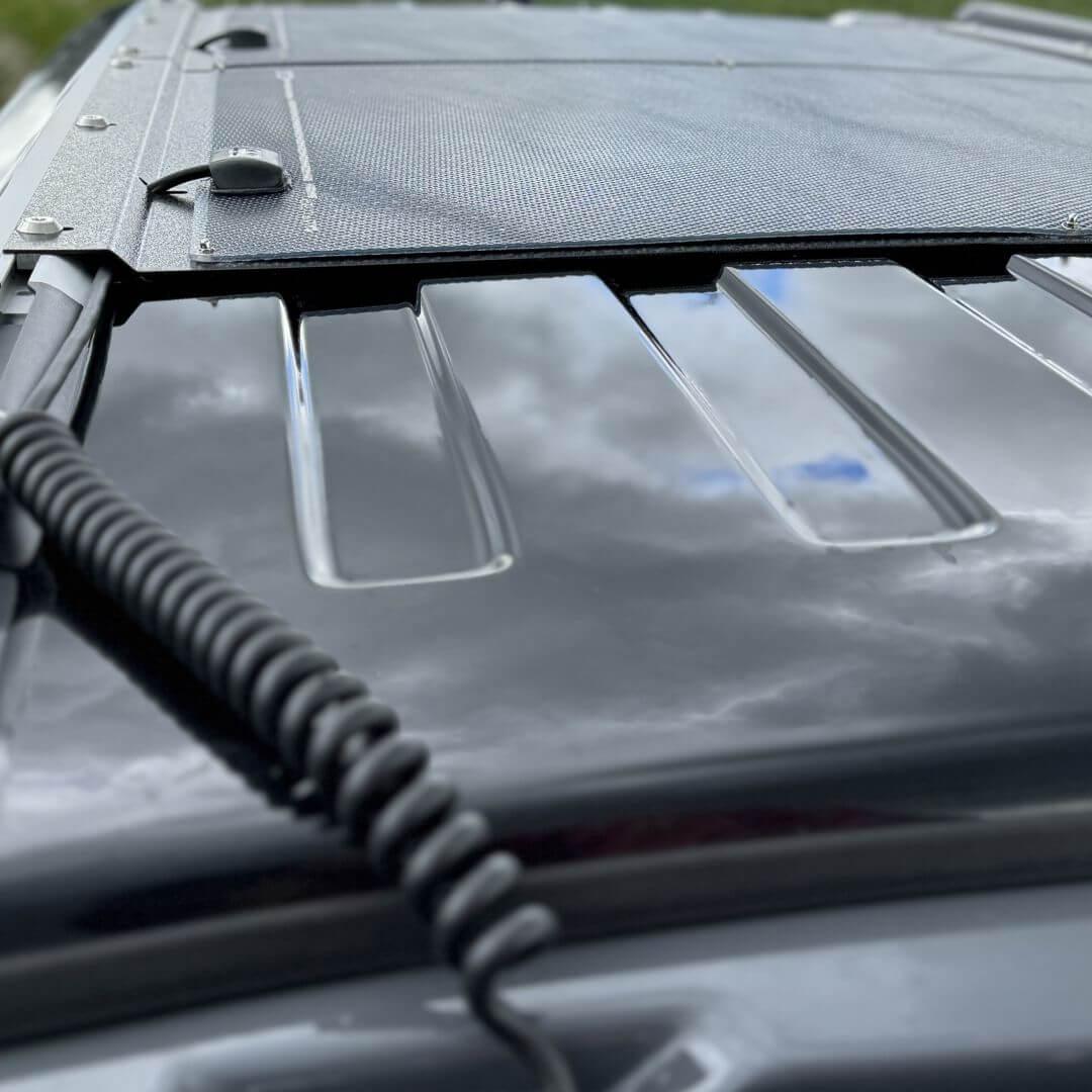 Spiralkabel auf dem Dach eines VW California mit montiertem Solarmodul