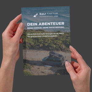 Flyer CALIFAKTUR AutarkiepaketPRO für VW California, Campervan mit Solarmodul, Hände halten Werbeflyer