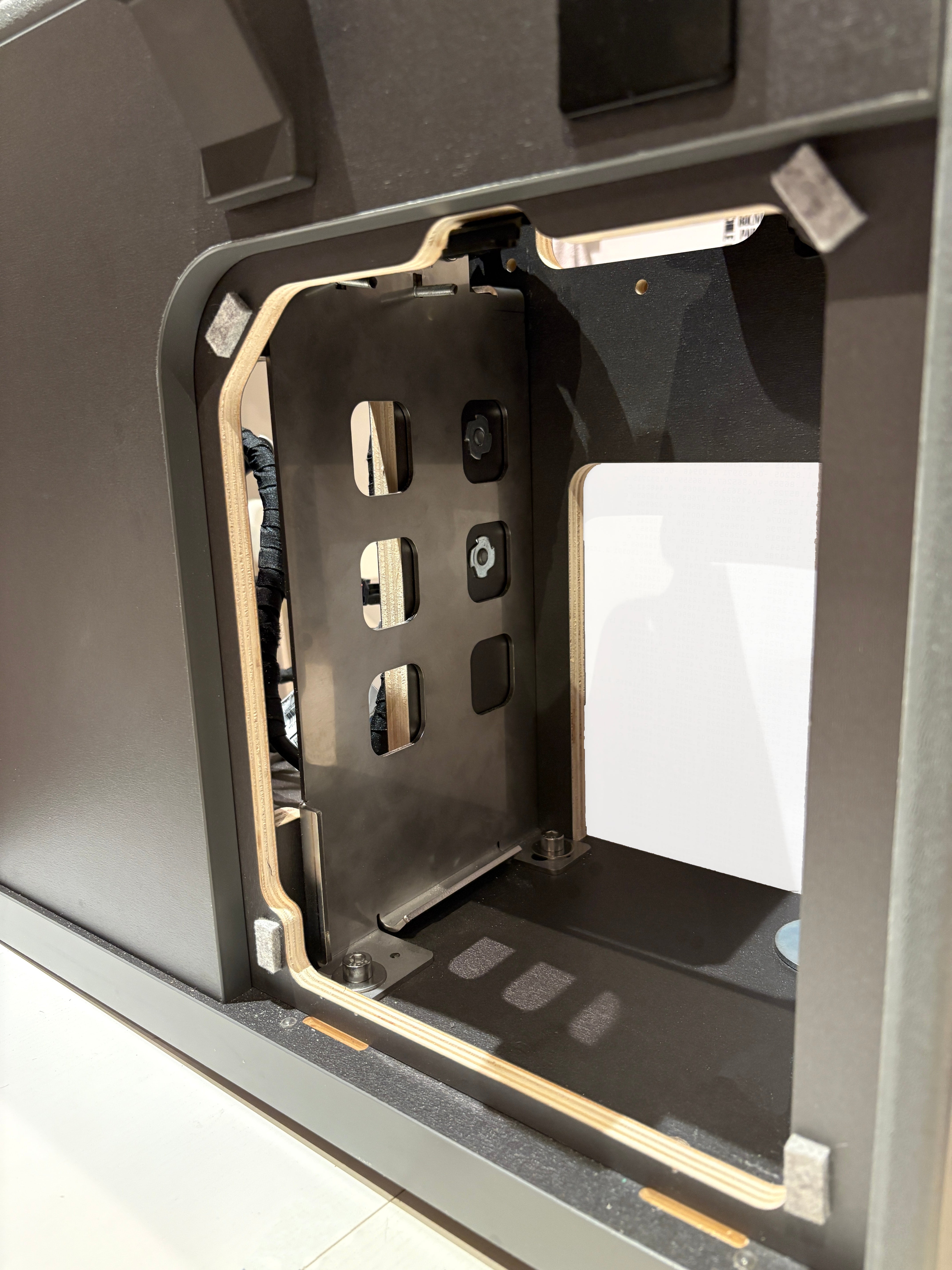 Eingebaute Metallhalterung für Solaranlage im VW California Innenraum, ohne Batterie