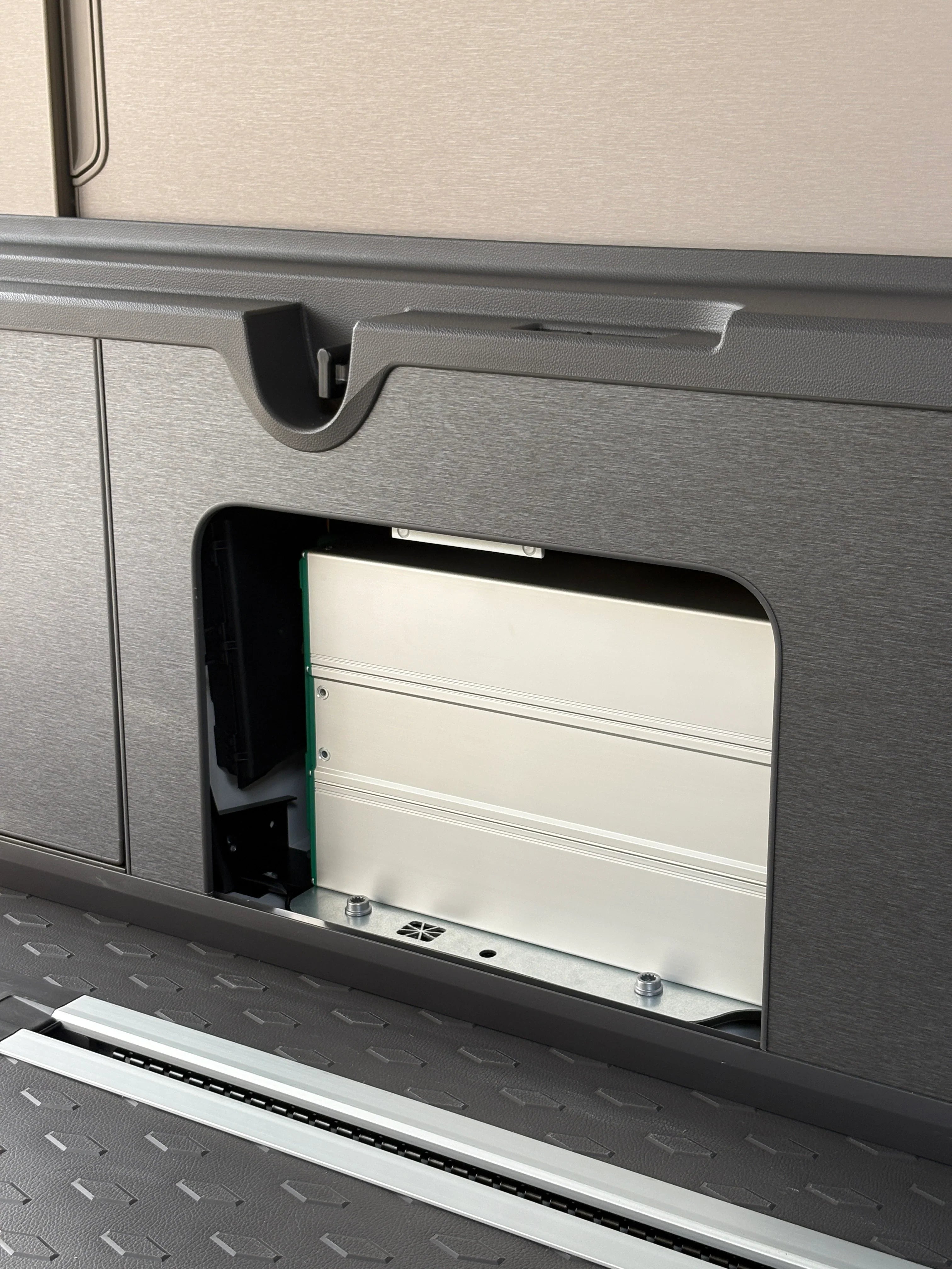 340Ah LiFePO4 Batterie im Innenraum eines VW T7, sauber im Fach montiert