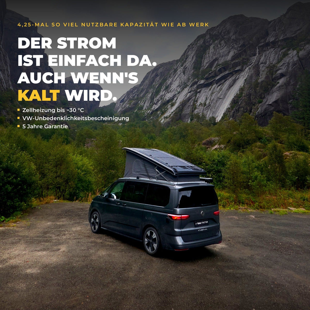 VW California T7 vor Felswand – CALIFAKTUR Lithium-Paket SaftkistePRO 340 Ah, 4,25-mal so viel nutzbare Kapazität wie ab Werk, Zellheizung bis −30 °C, VW-Unbedenklichkeitsbescheinigung, 5 Jahre Garantie