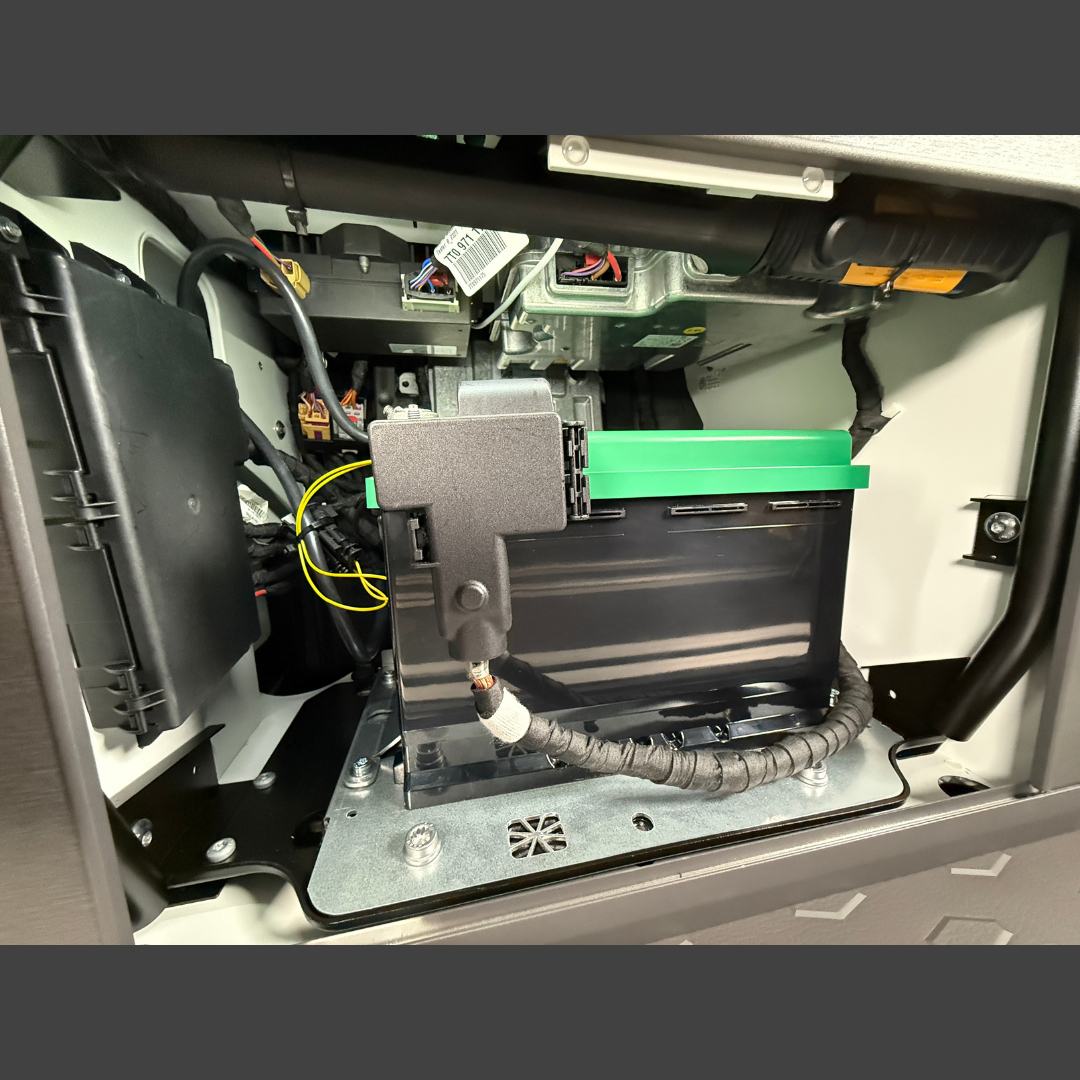Einbau CALIFAKTUR AutarkiepaketPRO SaftkistePRO 170Ah im VW California T7 Schrank Technikbox – Plug-and-Play, kompatibel mit Camper Unit und Bordnetz