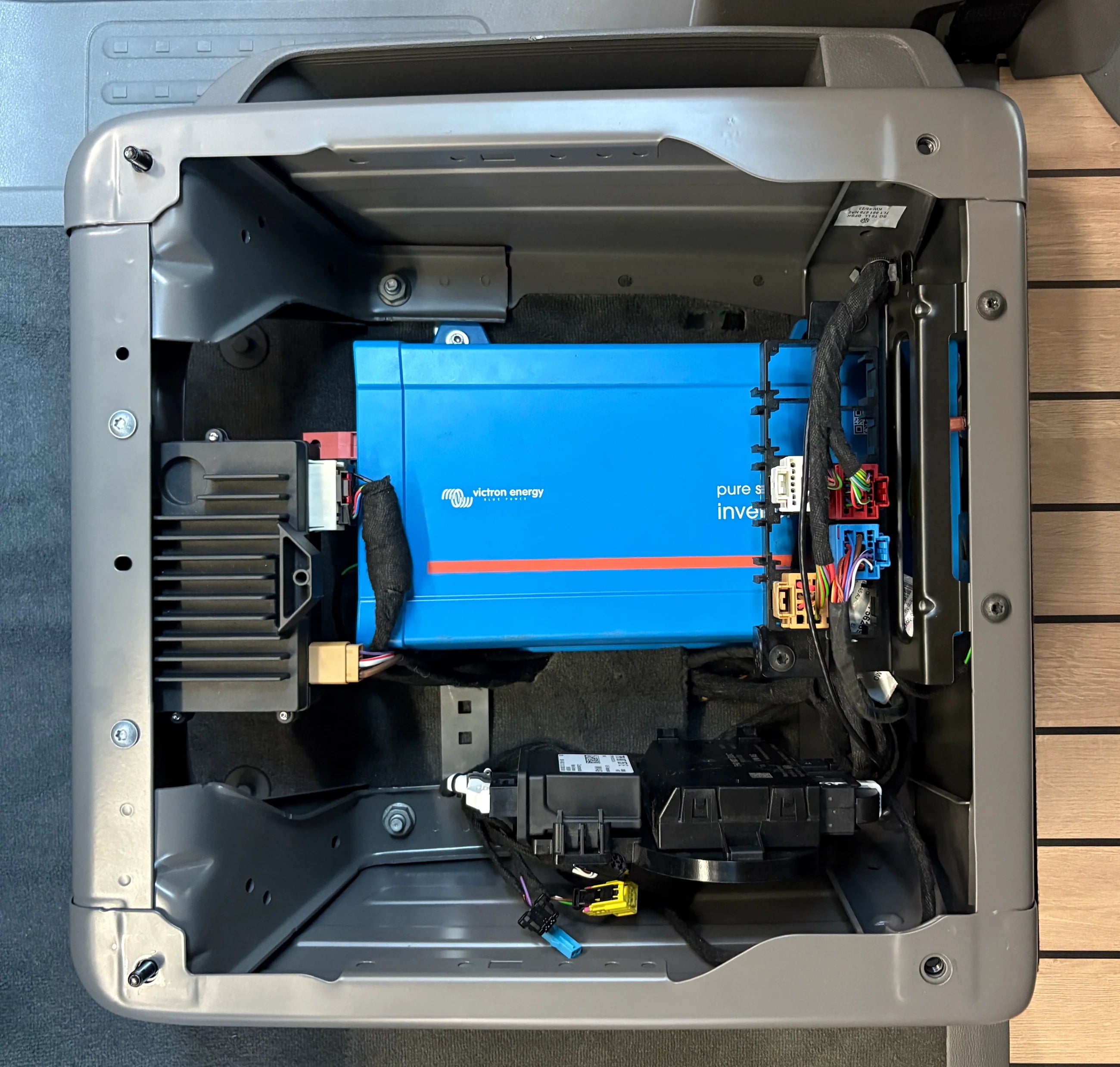 Califaktur Wechselrichter Paket VW California T6.1 - Victron 1200W