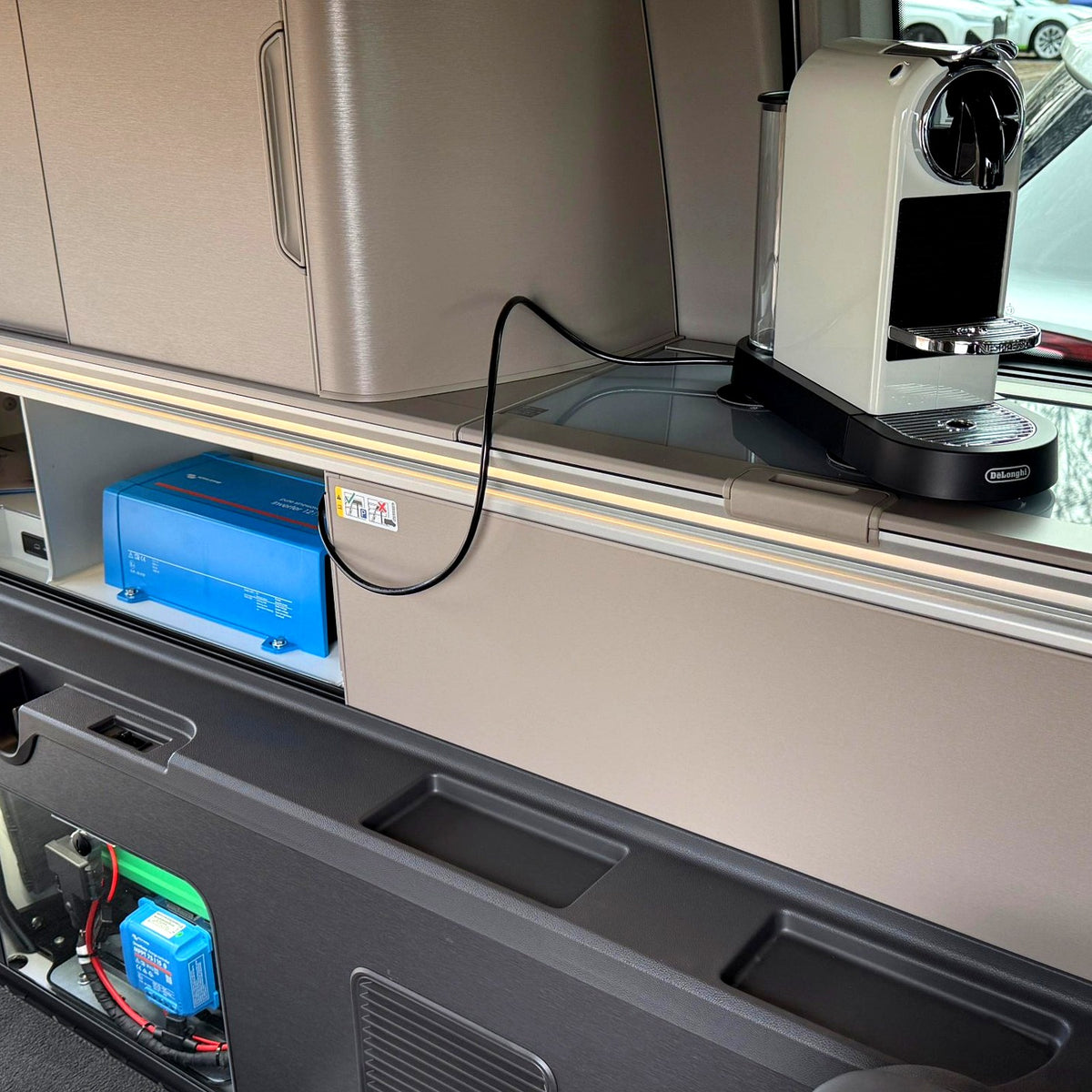 Kaffeemaschine im VW California T7 Ocean mit CALIFAKTUR Lithium-Paket und Victron Wechselrichter – echte 230 V ohne Landstrom