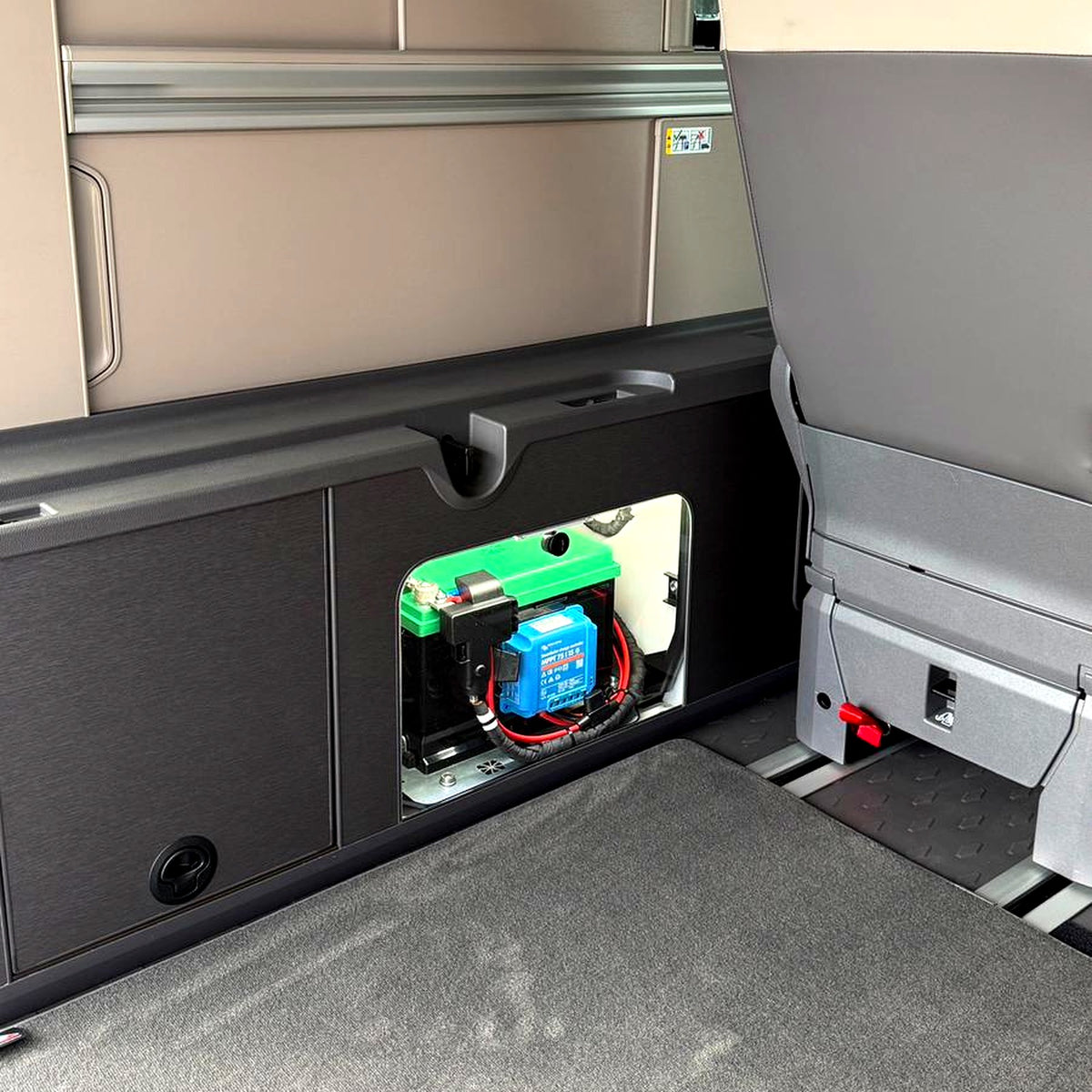 SaftkistePRO 170 Ah im Technikschrank des VW California T7 Ocean – Lithium-Paket am Platz der Werksbatterie eingebaut