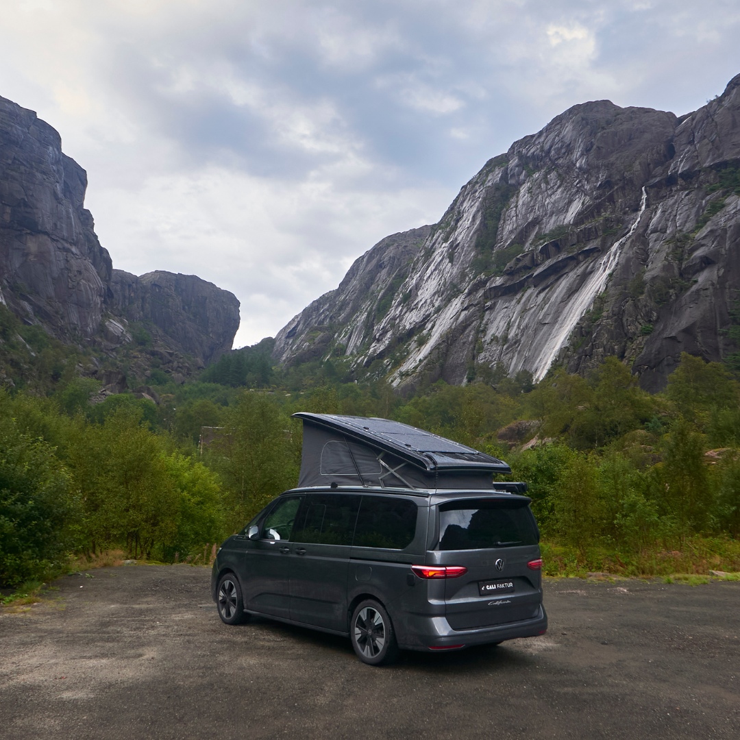VW California T7 mit CALIFAKTUR Solarmodul autark in abgelegener Felsschlucht mit Wasserfall