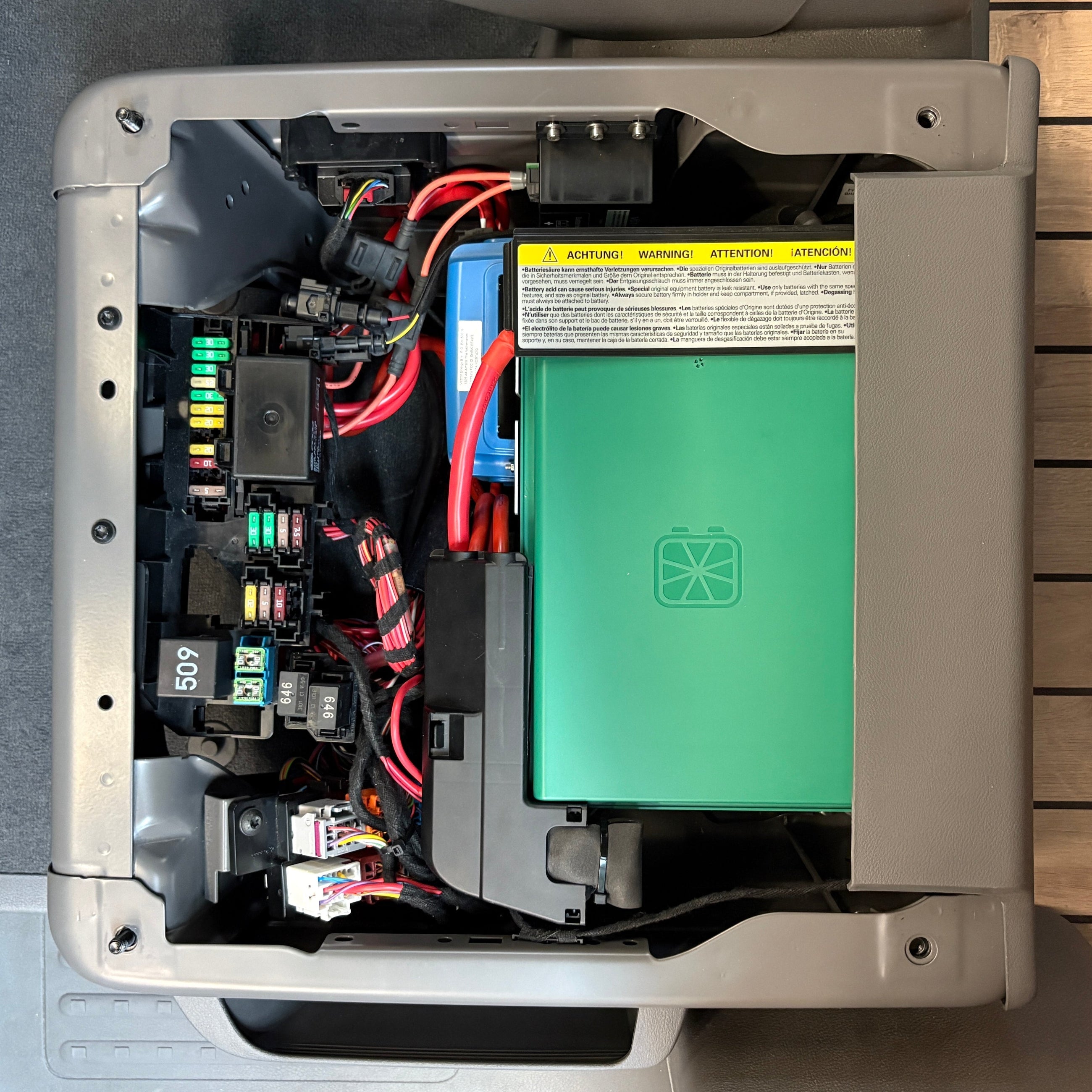 Einbau CALIFAKTUR AutarkiepaketPRO SaftkistePRO 170Ah im VW California T6.1 Fahrersitz – Plug-and-Play, kompatibel mit Camper Unit und Bordnetz