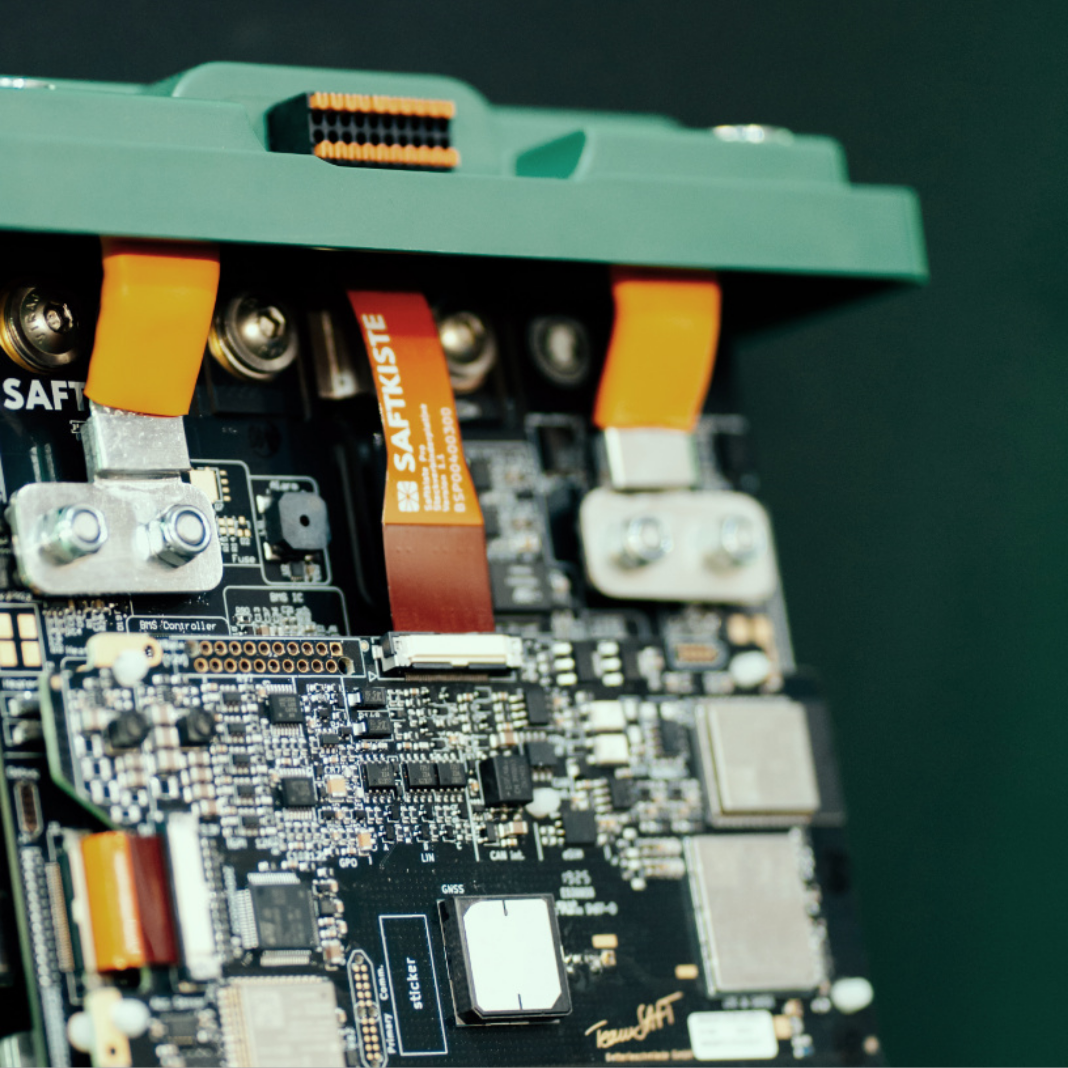 CALIFAKTUR AutarkiepaketPRO SaftkistePRO 170 Ah LiFePO4 Batterie VW California T6.1 – smartes Lithium Paket mit Campersteuerung per App