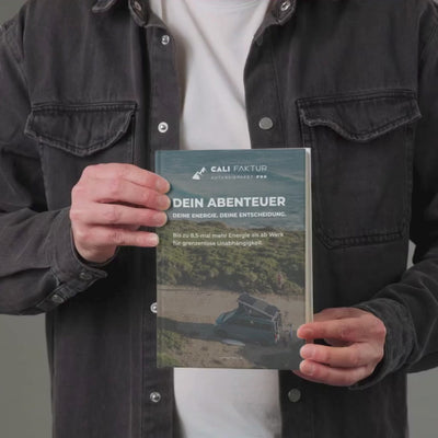 Flyer CALIFAKTUR AutarkiepaketPRO hält Mann in Hände vor Körper