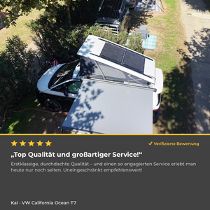5-Sterne-Kundenbewertung CALIFAKTUR Solarmodul auf weißem VW California Ocean T7, Luftaufnahme am Stellplatz mit Markise