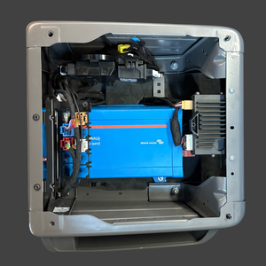 Victron Phoenix 12/1200 Wechselrichter unter dem Sitz im VW California T6.1 eingebaut CALIFAKTUR Einbaukit